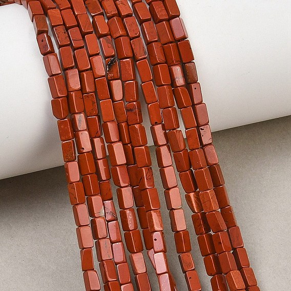 Los granos rojos jaspe hebras naturales, cuboides
