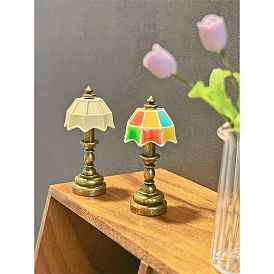 Миниатюрная настольная лампа из сплава с абажуром, Мини-световые аксессуары для украшения кукольного домика
