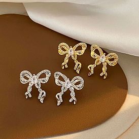 Женские серьги-гвоздики из латуни с микропаве из кубического циркония в форме бантика