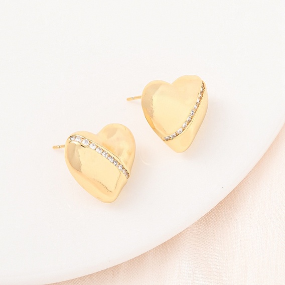 Серьги-гвоздики из латуни с микро-паве и прозрачным фианитом в форме сердца