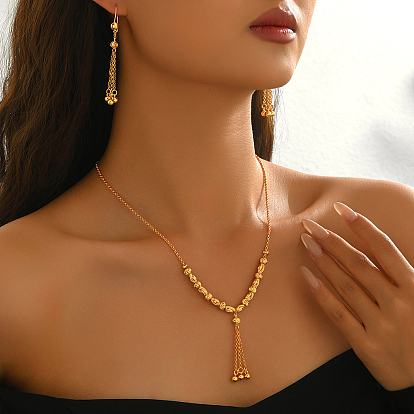 Элегантный комплект из латунного ожерелья с кисточками и бусинами, а также сережек-колец для женщин.