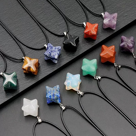 Подвеска в виде геометрической гексаграммы-звезды из драгоценных камней на цепочке с черными шнурками.