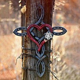 Iron Horseshoe Cross with Heart Wall Art Decor, Cross Sign Wall Hanging Sculpture, for Outdoor Patio Home Decorations Garden Stake