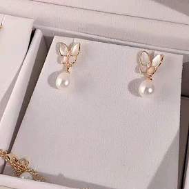 Серьги-гвоздики с подвесками из натурального пресноводного жемчуга и ракушек в форме бабочки, с фурнитурой латунной для серег, золотые