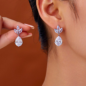 Элегантные серьги-гвоздики в форме капли из латуни с микропаве из прозрачных кубических цирконий