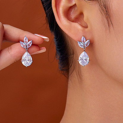 Элегантные серьги-гвоздики в форме капли из латуни с микропаве из прозрачных кубических цирконий