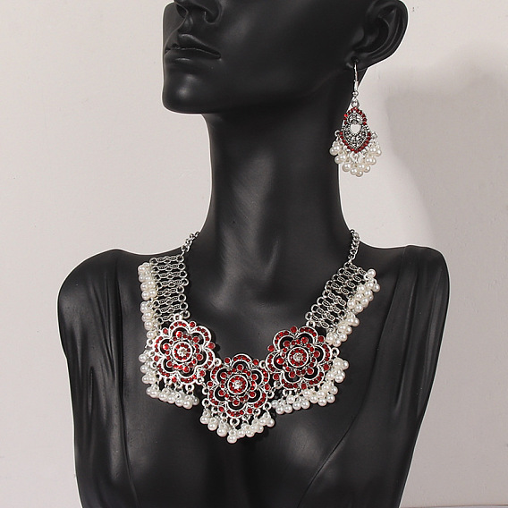 Ensemble de bijoux vintage à fleurs exagérées avec collier, boucles d'oreilles et perles