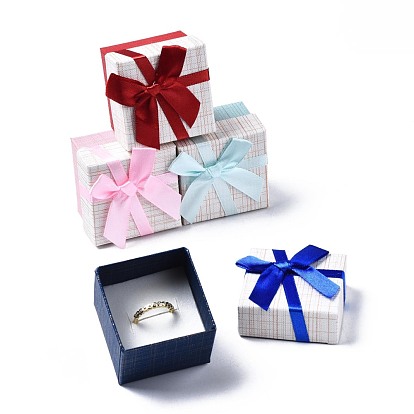 Boîte en carton anneau de bijoux, avec ruban bowknot à l'extérieur et éponge blanche à l'intérieur, carrée