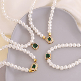 Moderno colgante de cobre con microincrustaciones de piedras preciosas verdes de circón y collar de perlas n867
