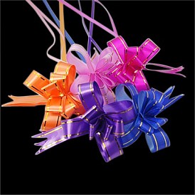 Tirar de lazos de cinta, para envolver regalos, decoración de la fiesta de navidad de la boda