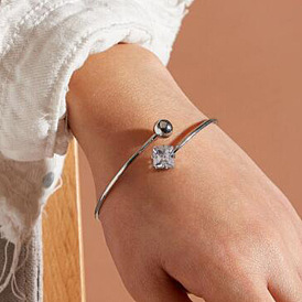 European and American Fashion Simple Geometric Bracelet - Metal Zircon Bracelet for Women.