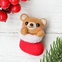 Kit de feutrage à l'aiguille avec broche d'ours sur le thème de Noël, y compris les instructions, 1 mousse pc, 4 aiguilles PC, 6 couleurs laine, 1 recherche de broche pc, 2 œil d'artisanat pcs