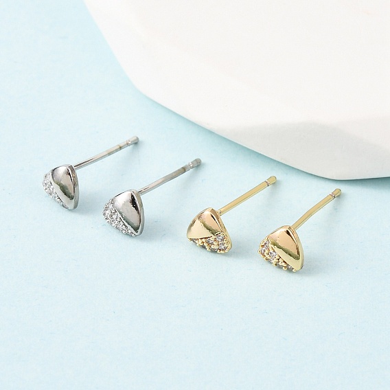 Треугольные серьги-гвоздики из латуни с микропаве и прозрачными циркониями