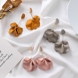 Серьги-гвоздики из сплава с эмалевым покрытием, окрашенные распылением, цветок, золотые