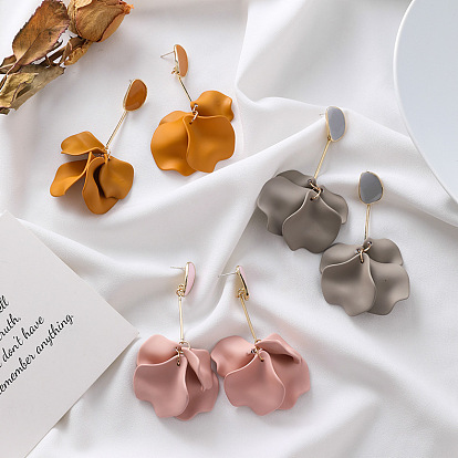 Серьги-гвоздики из сплава с эмалевым покрытием, окрашенные распылением, цветок, золотые