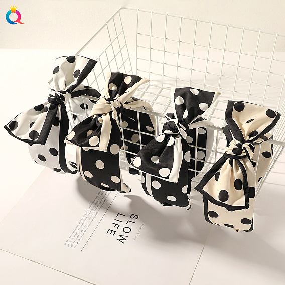 Элегантный тканевый ободок с широкими полями и бантиком в горошек – шикарно и изящно.