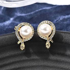 Серьги-гвоздики в форме змеи с круглыми латунными микропаве из прозрачных кубических цирконий, с пластиковой имитационной жемчужиной, стойки покрытие, без кадмия и без свинца