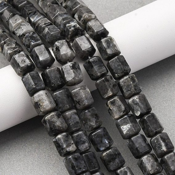 Натуральные нити бус из ларвикита, шестиугольник призма