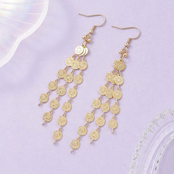 Плоские круглые латунные серьги-подвески с цепочкой и кисточкой, украшенные узором в виде солнца.