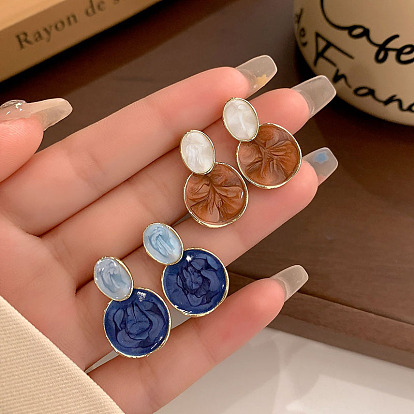 Овальные серьги-гвоздики из эмали с плоскими круглыми элементами из сплава., золотые