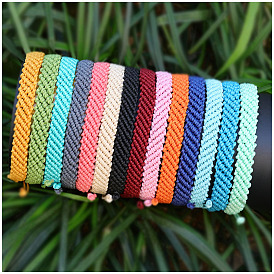 Разноцветный минималистичный плетеный браслет из вощеной нити для повседневного ношения.