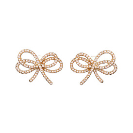 Boucles d'oreilles en alliage simple avec nœud papillon et perles - élégantes, luxueux, bijoux d'oreilles en diamant.