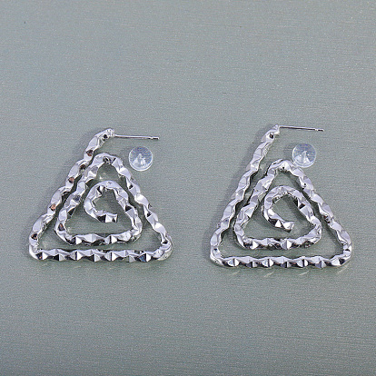 Серьги-гвоздики из латуни с треугольным спиральным узором