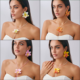 Кулон в виде цветка из ткани, цепочка из искусственной кожи с вощеным шнуром и кисточкой., платина