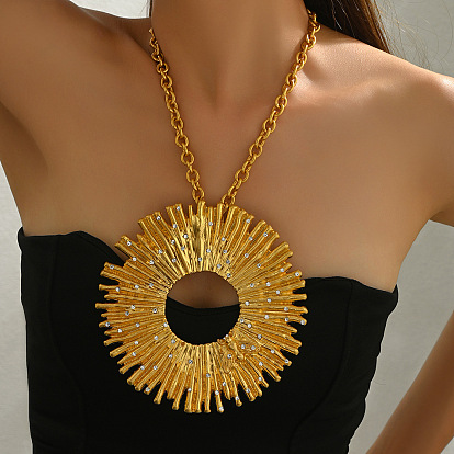Collares con colgantes grandes de aleación, cristal y diamantes de imitación en forma de sol para mujer.