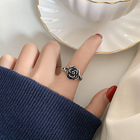 Minimalist Rose Flower Ring - Unique Design, Versatile, Personalized Luxury Hand Jewelry.