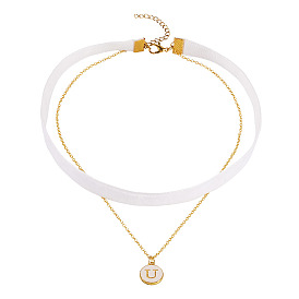 Подвеска в виде буквы из эмалевого сплава, односторонняя, лента из белого бархата и латунная цепочка, двухслойное ожерелье-чокер, золотые