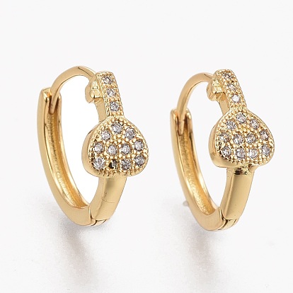 Latón micro pave pendientes de aro huggie zirconia cúbica transparente, larga duración plateado, anillo con llave de corazón