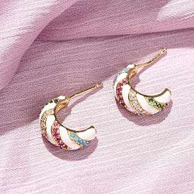 Серьги-гвоздики из латуни в форме буквы С с микропаве из кубического циркония, с эмалью, без кадмия и без свинца, долговечный, стойки покрытие