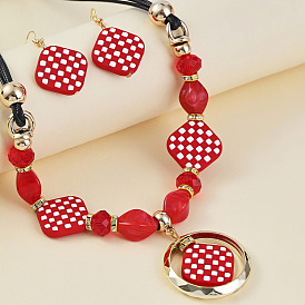 Комплекты из акриловых подвесок и серег с ромбами и узором «тартан»