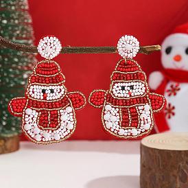 Boucles d'oreilles à tige en perles de verre faites à la main en forme de bonhomme de neige mignon pour cadeau de Noël