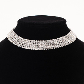 Brillante collar de cadena de diamantes multicapa con gargantilla para una apariencia moderna