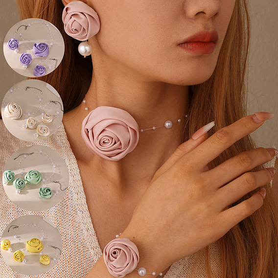 Комплект из ожерелья с подвеской из розовой ткани и пластиковых жемчужных бусин, сережек-гвоздиков и браслетов с подвесками, платина