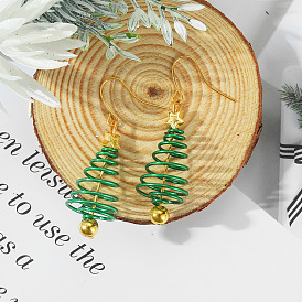 Pendientes minimalistas de árbol de navidad - natural, sencillo, gotas para los oídos estilo frío.