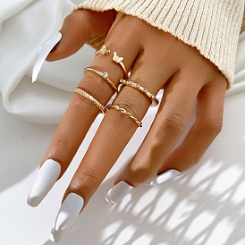 Minimalist Women's Ring Set with Chain Detail - Unique and Stylish Hand Jewelry