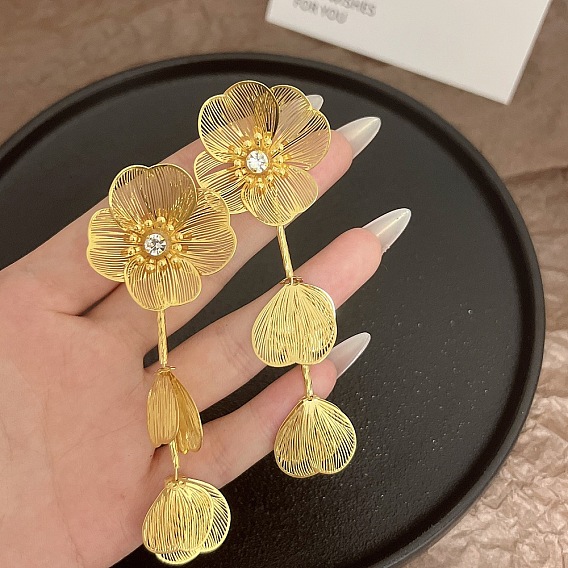 Серьги-гвоздики с подвесками из сплава с кристаллами и стразами в виде цветов и листьев