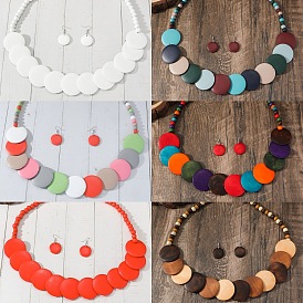 Многослойные ожерелья и серьги-подвески из бисера и акрила в богемном этническом стиле