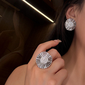 Женские серьги-гвоздики в виде цветка из латуни с микропаве из прозрачных кубических цирконий.