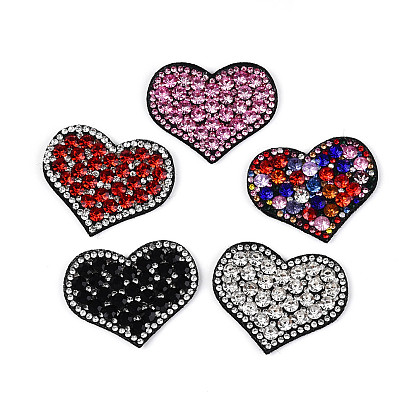 Стразы в форме сердца, закрепленные методом термофиксации, с тканевыми нашивками.