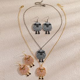 Collares colgantes de oveja adorables de aleación con diamantes de imitación y perlas blancas de imitación para mujer.
