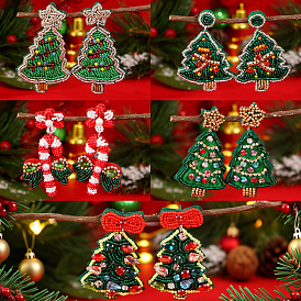 Серьги-гвоздики ручной работы из стеклянных бусин в виде рождественской елки со звездой., с фурнитурой из нержавеющей стали и стразами.