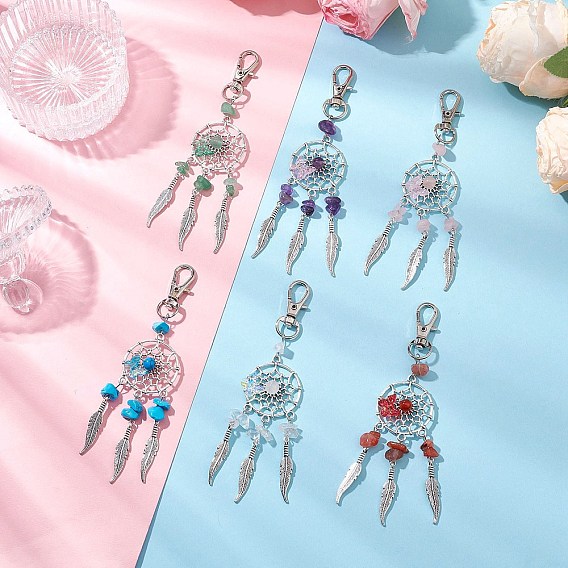 Тканая сетка/паутина с подвесными украшениями из перьевого сплава, с натуральным зеленым авантюрином, розовым кварцем, кварцевым кристаллом, синтетической бирюзой, аметистом, бусинами из сердолика и бабочкой в технике лэмпворк