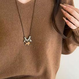 Collar largo ajustable con colgante de caballo de aleación y plástico para mujer, con cordón encerado., peachpuff