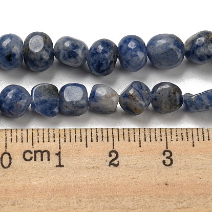 Натуральные голубые пятна нитей яшмы, упавший камень, самородки