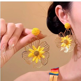 Ohrringe mit floralem Anhänger aus Bastdraht, Ohrstecker mit großer, goldfarbener, hohler Metallfassung in Blumenform für Damen