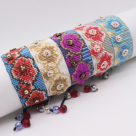 Браслет Миюки в стиле бохо-шик с цветком из бисера - ручная работа, минималистичный и модный.
